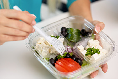 午餐人们的女人吃的手塑料容器中取出食物女人吃东西的手容器里出食物背景图片