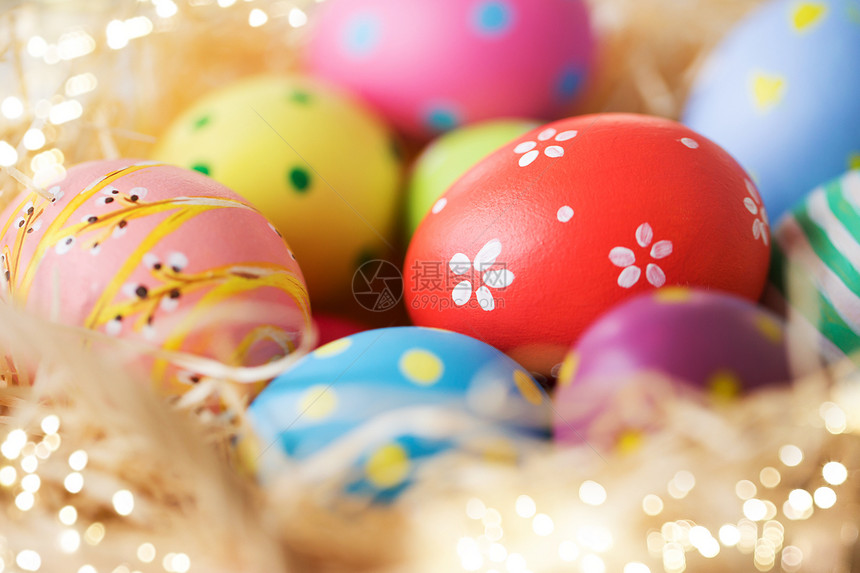 复活节,假日,传统象的彩色鸡蛋稻草稻草中彩色复活节彩蛋图片