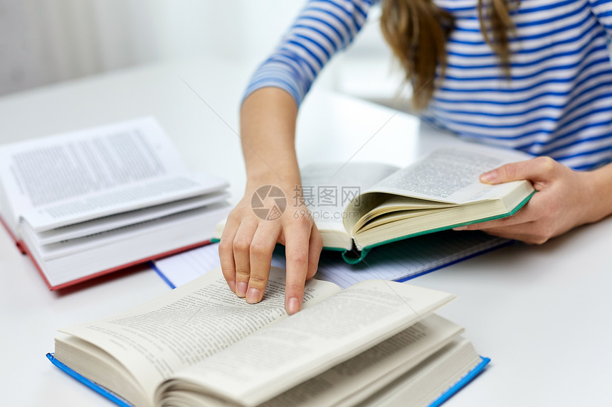 教育学校知识家里学书籍的学生女孩的特写学生女孩家看书图片