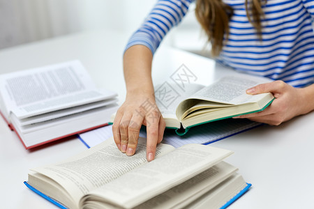 教育学校知识家里学书籍的学生女孩的特写学生女孩家看书图片