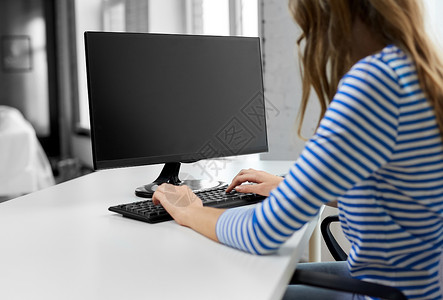 技术教育理念家里用电脑接近十几岁的女孩家里用电脑十几岁的女孩图片