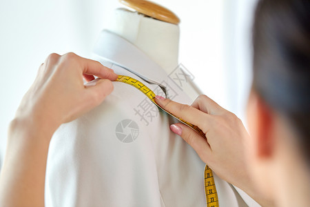 裁剪缝纫服装时装师用卷尺测量夹克时装师用卷尺测量夹克图片