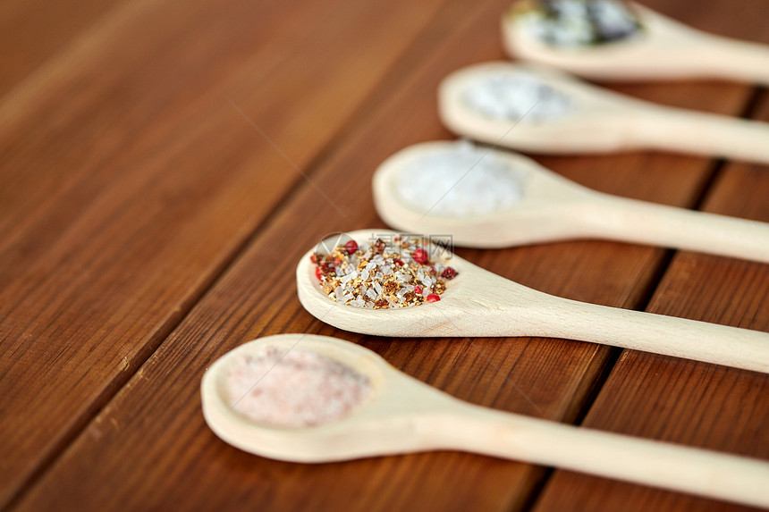 食物,烹饪健康的饮食勺子与盐香料木桌上木桌上有盐香料的勺子图片