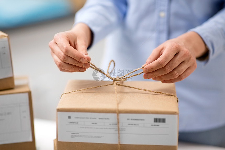 送货,邮件服务,人员装运妇女包装包裹包装包裹箱绑绳妇女邮局包装包裹绑绳图片