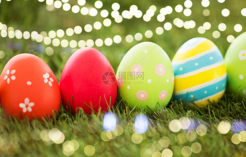复活节,假日传统人工草上的彩色鸡蛋人造草地上排彩色复活节彩蛋图片