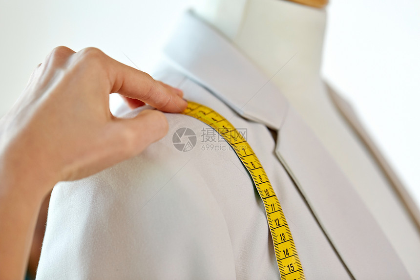 裁剪缝纫服装时装师用卷尺测量夹克时装师用卷尺测量夹克图片