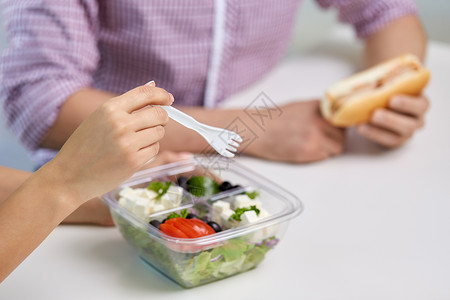 午餐人们的女人吃的手塑料容器中取出食物女人吃东西的手容器里出食物图片