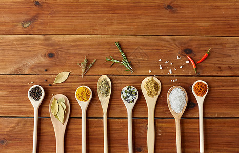 食物,烹饪健康的饮食勺子与同的香料盐木桌上木桌上有香料盐的勺子图片