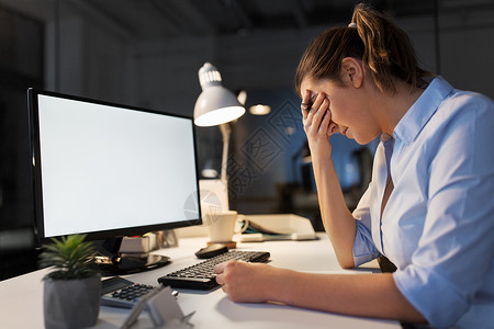 商业,截止日期失败的悲伤的女商人与电脑工作夜间办公室悲伤的女商人夜间办公室带着电脑背景图片