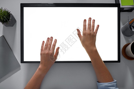 技术人的手LED轻平板电脑或触摸屏夜间办公室夜间办公室,双手放LED图片