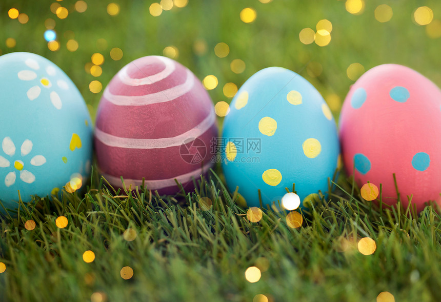 复活节,假日传统人工草上的彩色鸡蛋人造草地上排彩色复活节彩蛋图片