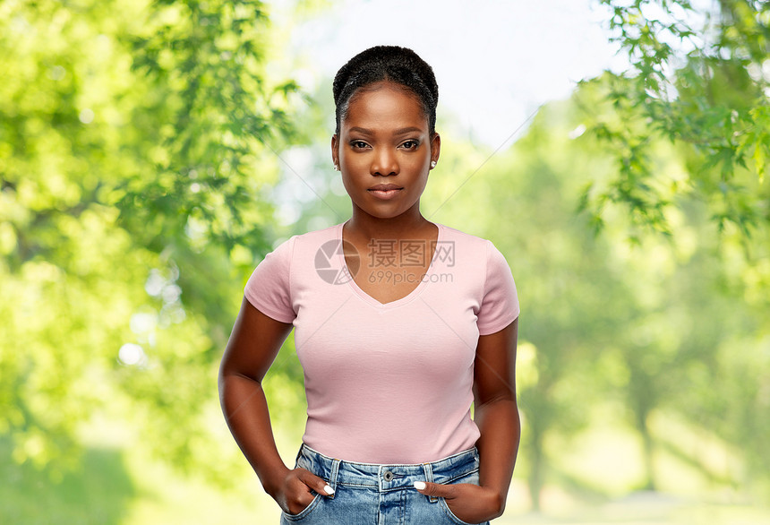 人,种族肖像非裔美国年轻妇女绿色自然背景非裔美国妇女自然背景图片