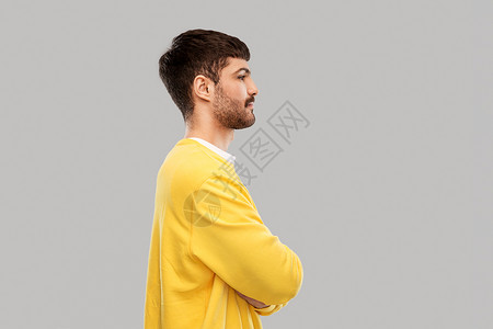 灰色运动衫随便的黄色的高清图片