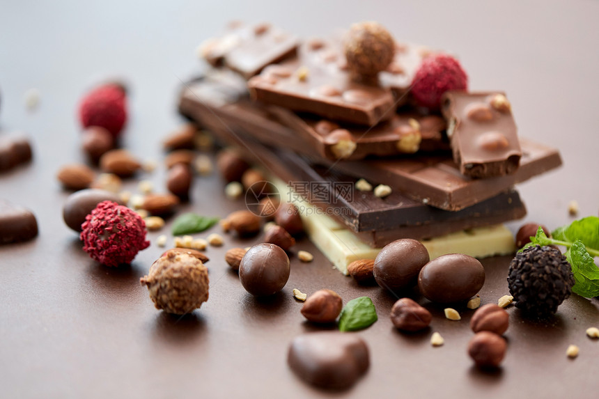 糖果,糖果食品同的巧克力棒,糖果坚果棕色背景同的巧克力,糖果坚果图片