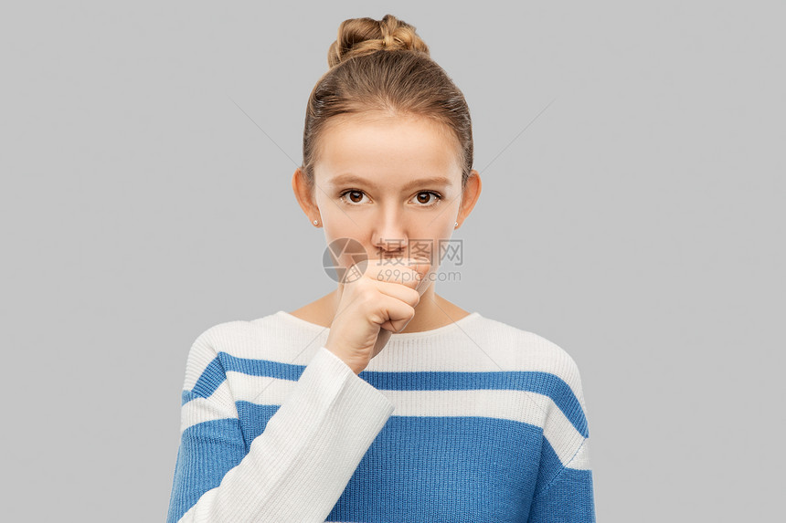 健康,医学人的生病咳嗽十几岁的女孩套衫灰色背景穿着套衫的咳嗽少女图片