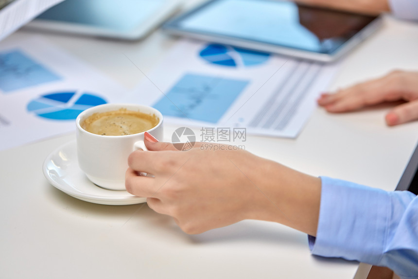 商业,饮料人的女商人办公室喝咖啡的手办公室喝咖啡的女商人的手图片