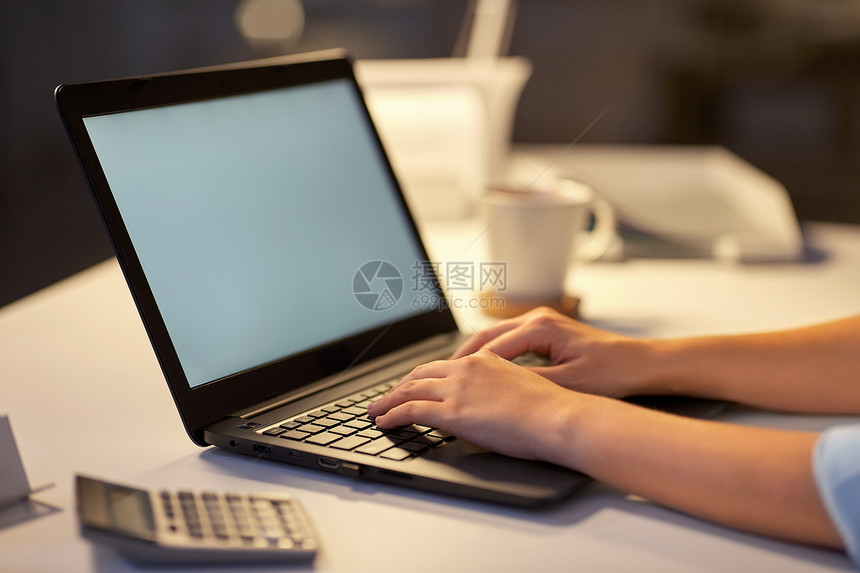 商业,截止日期技术女商人带着笔记本电脑暗夜办公室工作暗夜办公室带笔记本电脑的女商人图片