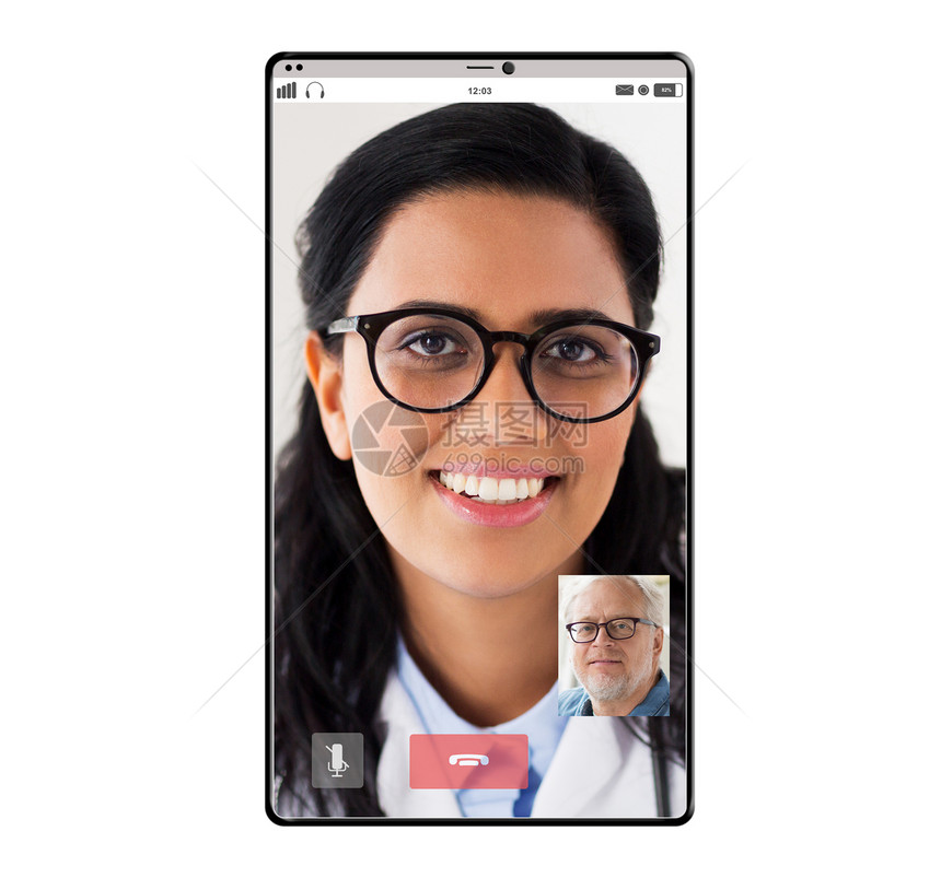 医学,技术线交流视频聊天快乐微笑印度女医生高级男子病人智能手机智能手机上医生老病人的视频聊天图片