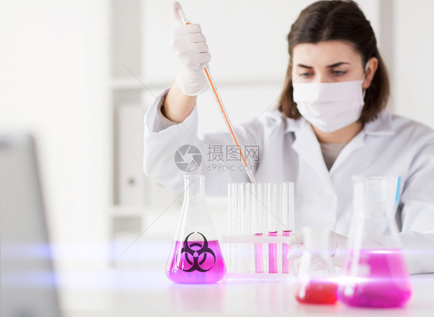 科学医学大流行用吸管烧瓶制作试验或临床实验室研究的年轻女科学家的特写科学家实验室做测试图片