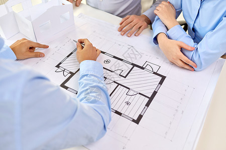 建筑,建筑业务人的密切建筑师讨论蓝图的房子项目办公室办公室用蓝图建筑师图片
