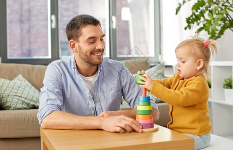 家庭,父亲人的快乐的父亲小宝贝女儿家里玩金字塔玩具父亲家里小女儿玩图片