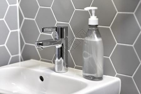 卫生,洗手家庭水龙头与液体肥皂水槽浴室水槽上用液体肥皂水龙头图片