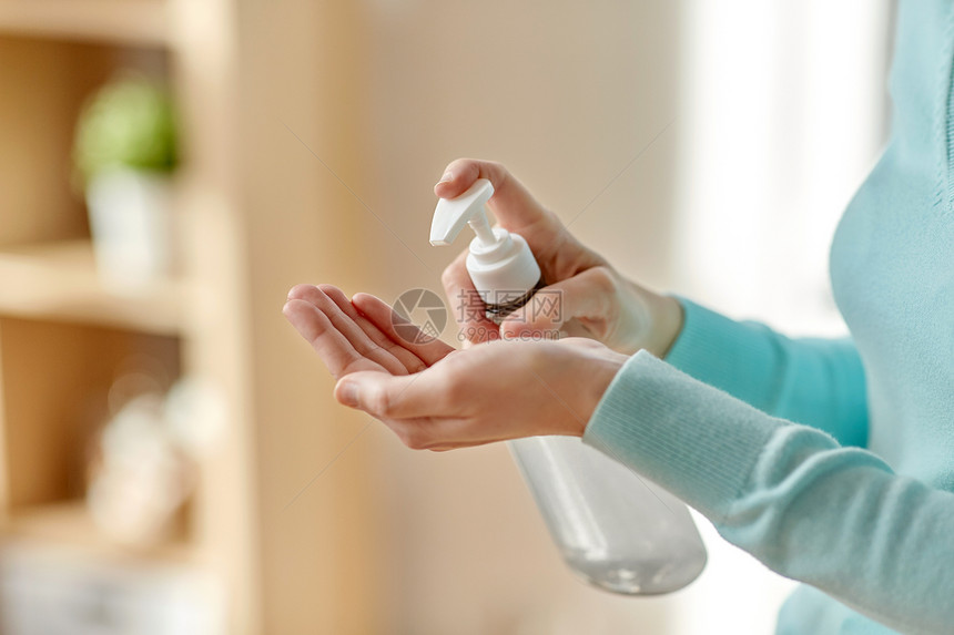 卫生保健安全密切妇女应用抗菌洗手液妇女应用洗手液图片