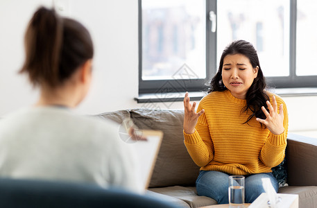 情绪激动的女患者与心理医生交谈高清图片