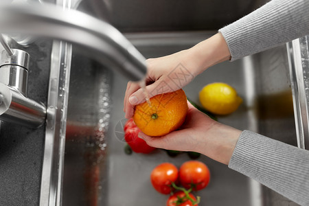 卫生保健安全妇女家里厨房洗手女人厨房洗水果蔬菜高清图片