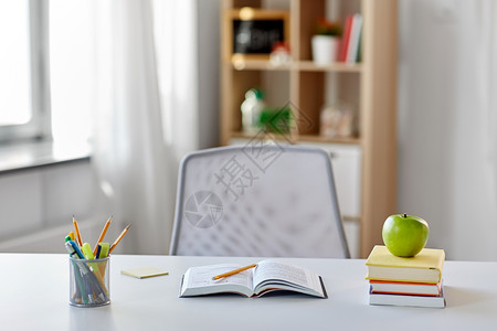 教育学书籍,苹果学校用品家里桌子上家里桌子上有书苹果学用品图片