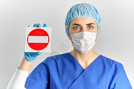 护士标志健康,医学大流行年轻的女医生或护士戴着面罩,以防止病疾病,帽子灰色背景上停止标志医生或护士面罩上停车背景