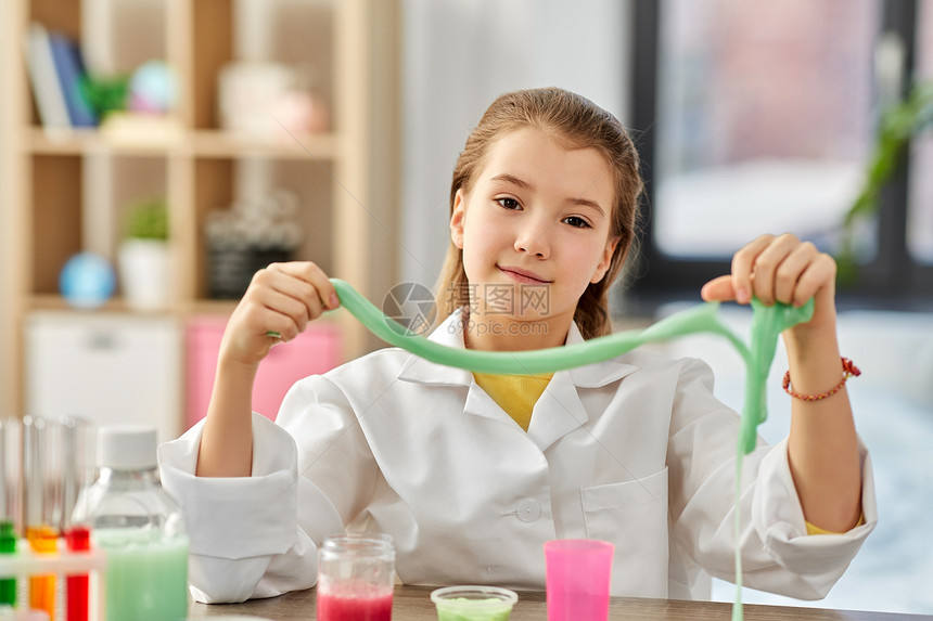 科学,童年化学女孩家里的实验室玩黏液女孩家里的实验室玩黏液图片