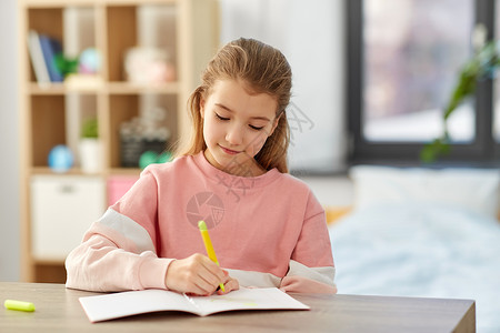 软抄本童年,创造力爱好创造的小女孩与笔记本马克笔画家里家里有笔记本记号笔的女孩背景
