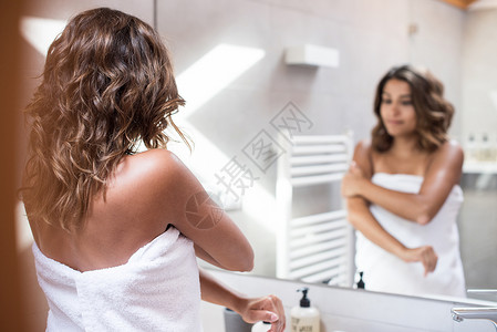 女人洗澡后涂体霜图片