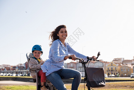 生态友好型家庭母亲年幼的孩子骑自行车背景图片