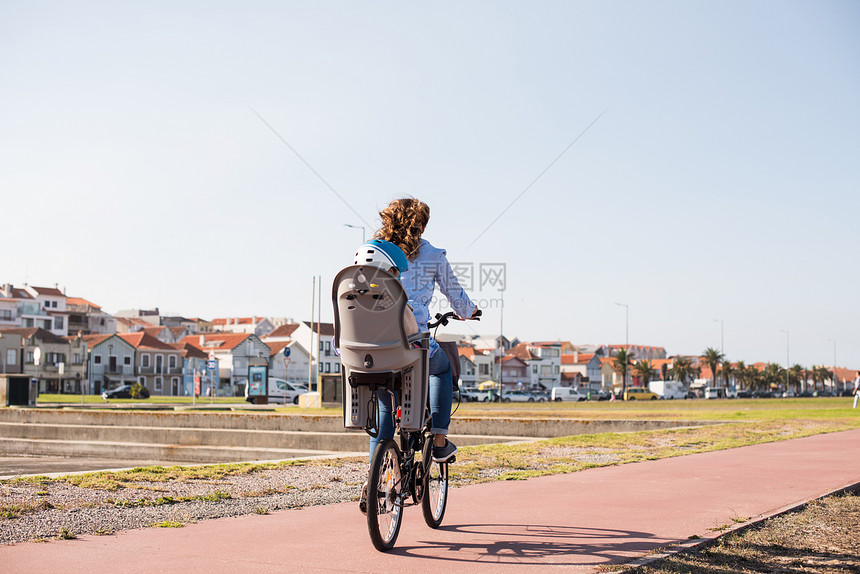 生态友好型家庭母亲年幼的孩子骑自行车图片