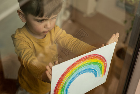 鼓舞人心的小孩子着幅彩虹画透过窗户高清图片