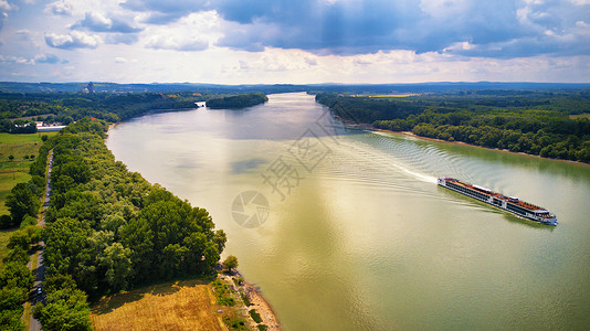 布达佩斯维塞格勒多瑙河上的旅游船暑假鸟瞰晴天雨天混合天气图片
