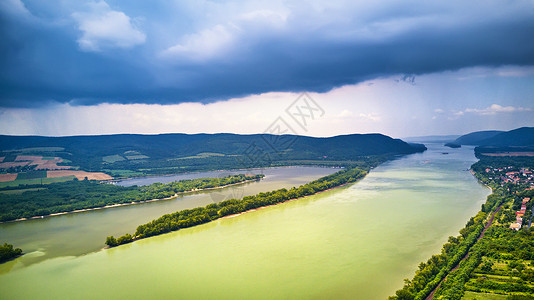 维谢格拉德匈牙利维塞格勒附近多瑙河的鸟瞰图多瑙河河谷全景上的雨暴风雨天气背景