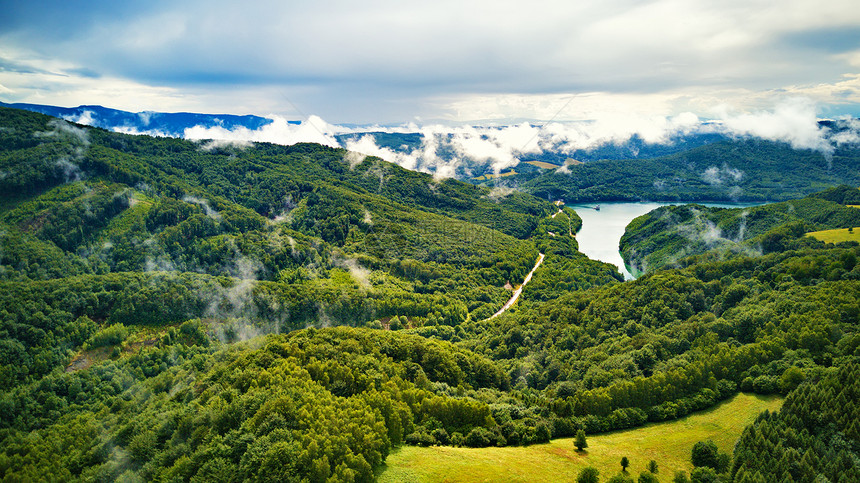夏季景观与湖泊山地林地斯洛伐克Poloniny公园水库湖泊Starina的鸟瞰图图片