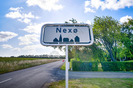 城市标志的尼克森市丹麦岛的博尔恩霍尔姆夏天的蓝天下高清图片