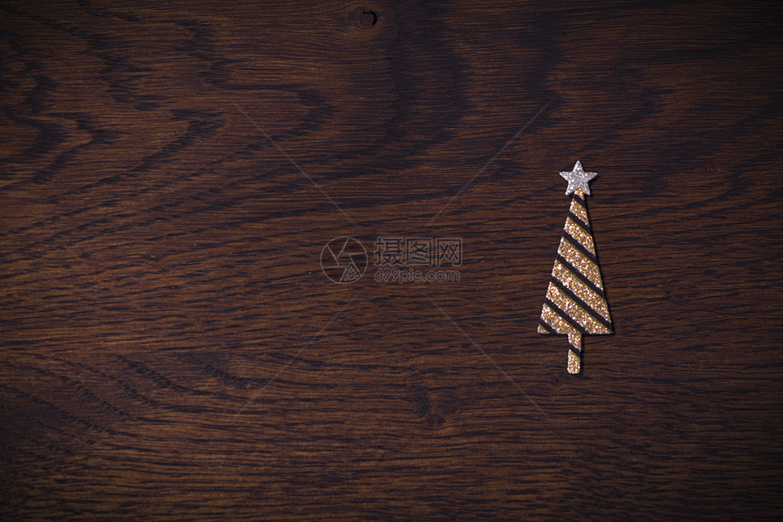 金色圣诞树,闪闪发光的木制背景,棕色圣诞节假期图片