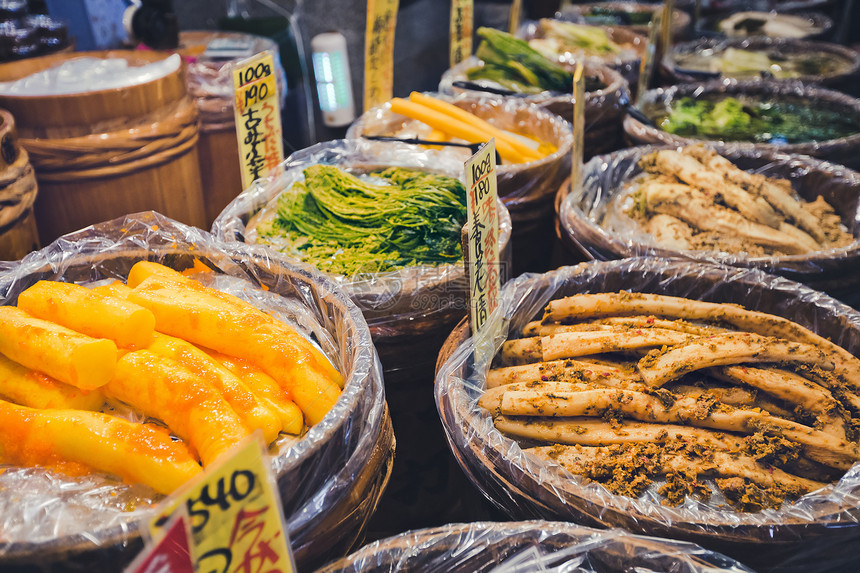 日本京都2018年11月09日西木市场的各种腌制蔬菜日本腌制蔬菜日本人的传统菜肴日本京都市西木市场的各种泡菜图片