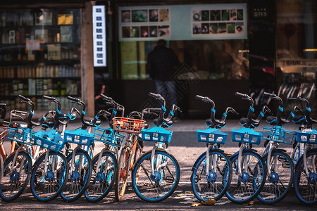 租赁电动自行车停人行道上,杭州,中国出租电动自行车停杭州人行道上图片