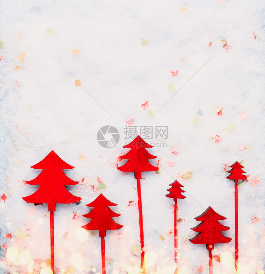 雪上有红色圣诞树的圣诞背景创造的寒假平躺图片