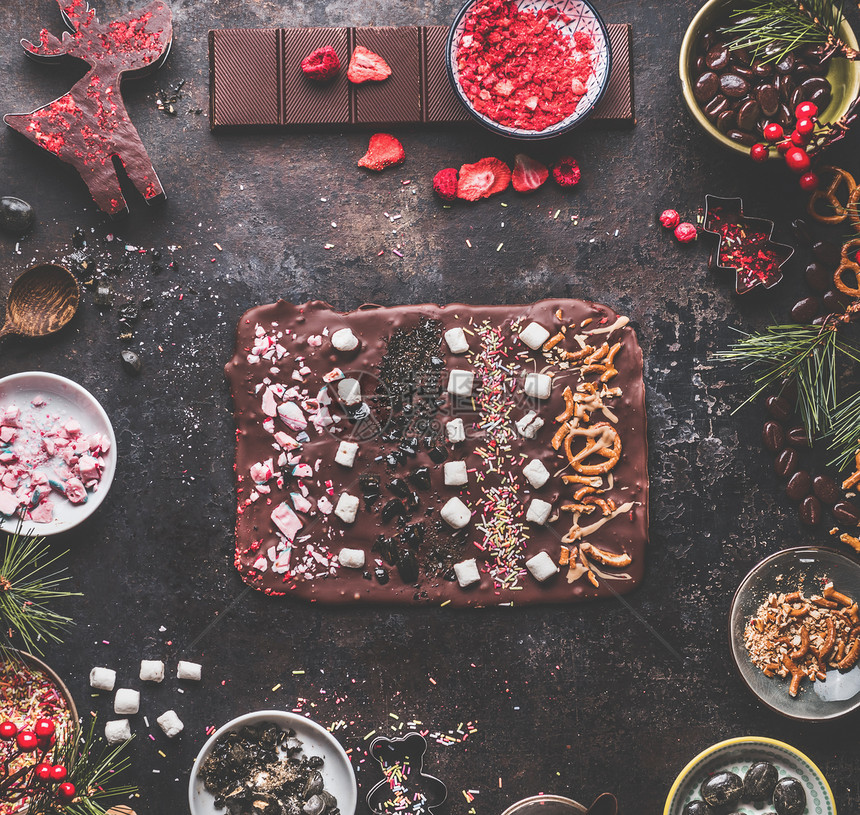 圣诞巧克力树皮与各种顶部甜糖果礼品准备与配料快乐的假期图片