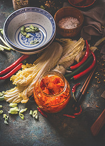 自制泡菜准备发酵大白菜用热辣椒酱罐子里浸泡乡村背景下,加入配料上面的风景健康的亚洲食物背景图片