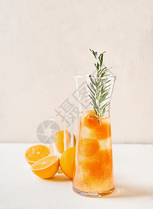 美味的柠檬水,橙汁,冰块迷迭香,放玻璃瓶里清爽的夏季饮料图片