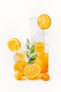 橙汁眼镜水壶与切片绿叶白色背景健康饮料夏季饮料令人耳目新维生素c图片