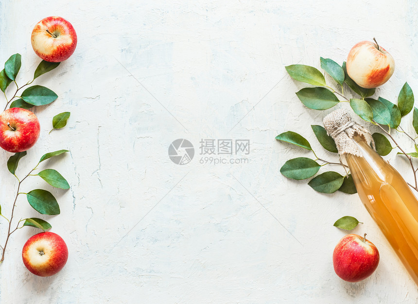瓶子与自制苹果醋与苹果绿叶白色背景框架苹果季节健康发酵食品的图片
